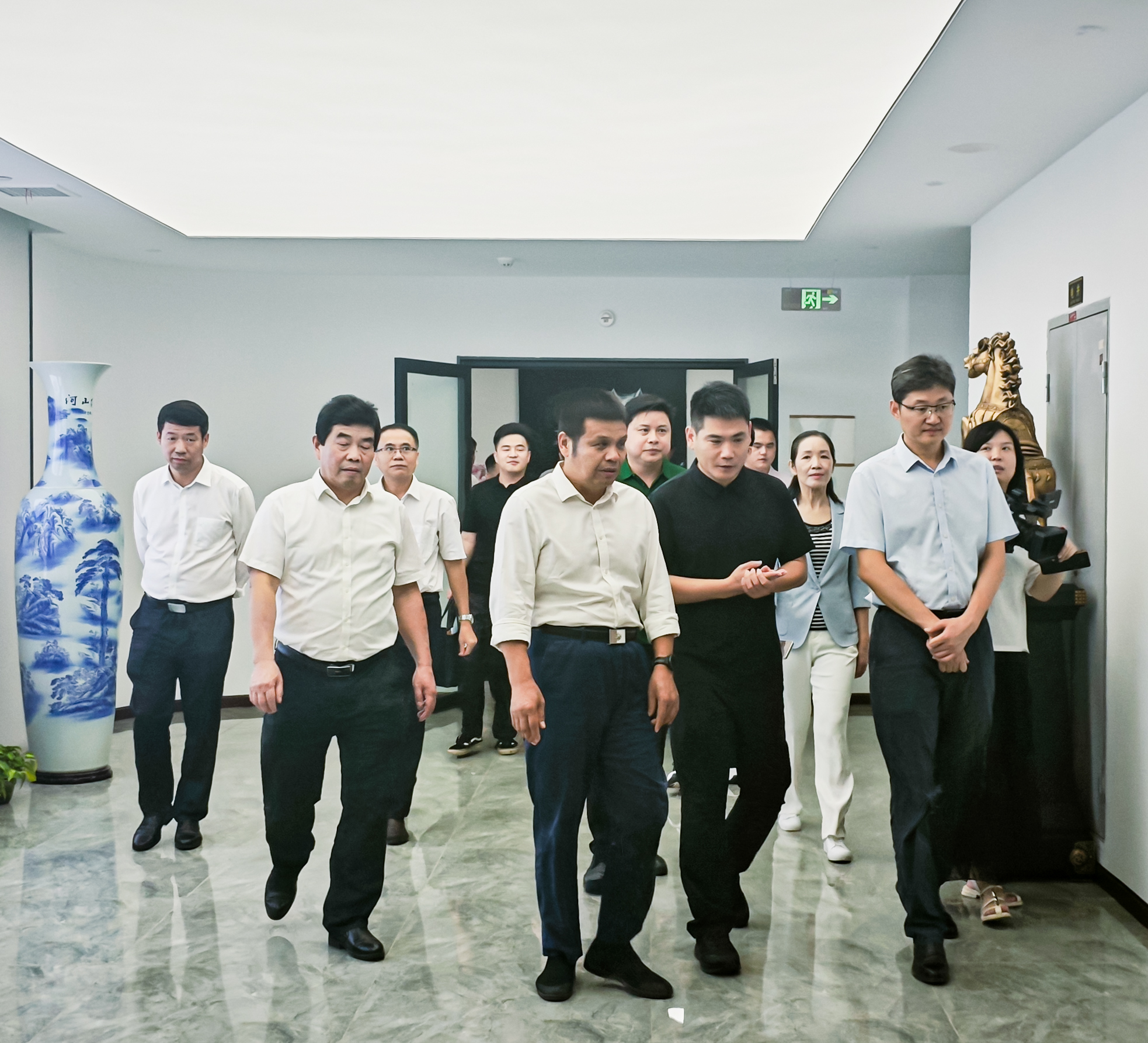 咸寧市副市長(zhǎng)夏福卿帶隊(duì)視察中晨線(xiàn)纜武漢研發(fā)中心，鼓勵(lì)企業(yè)持續(xù)創(chuàng)新、做大做強(qiáng)